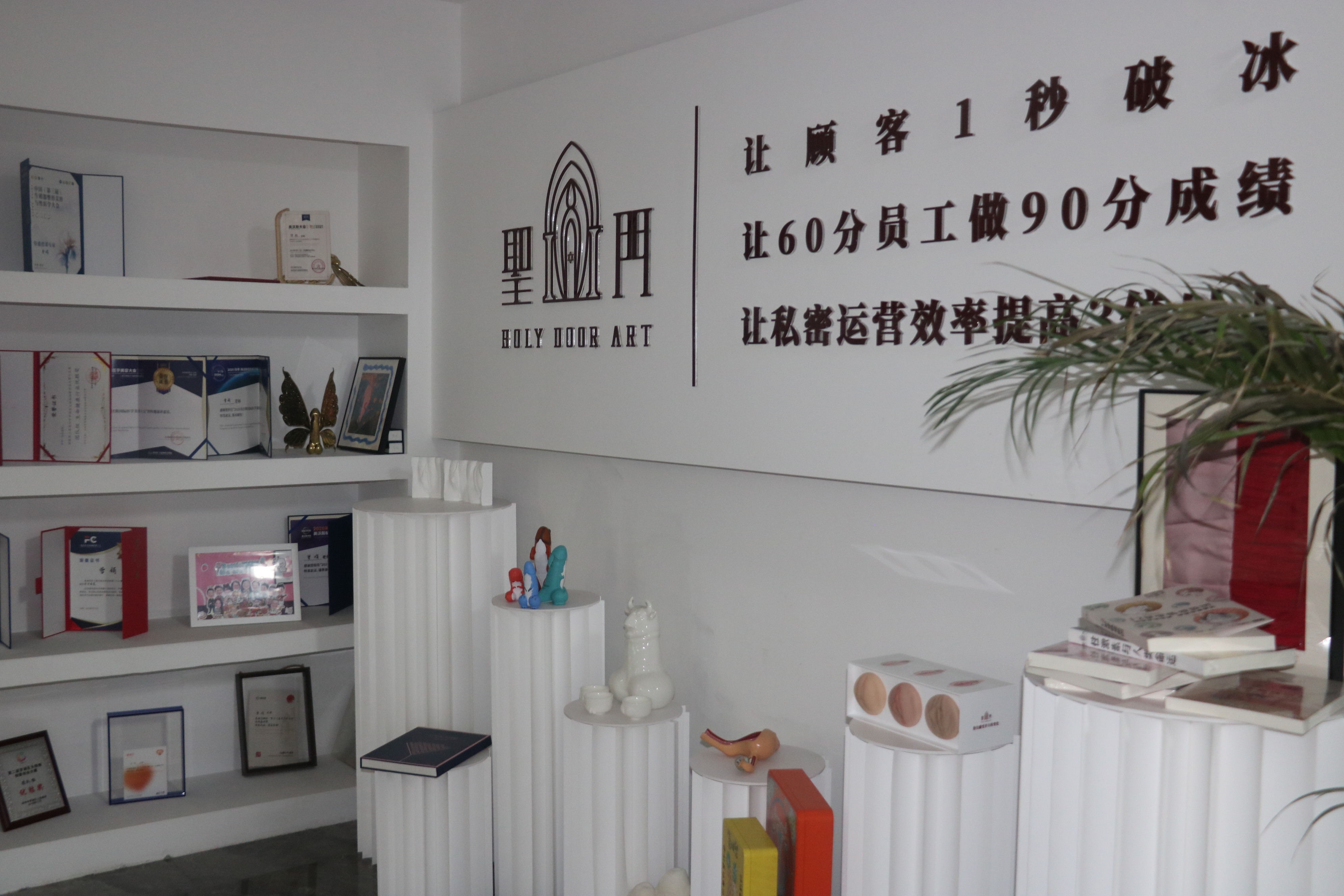 深圳市圣门电子商务有限公司办公环境，现代化办公室内部，员工工作场景，明亮自然光